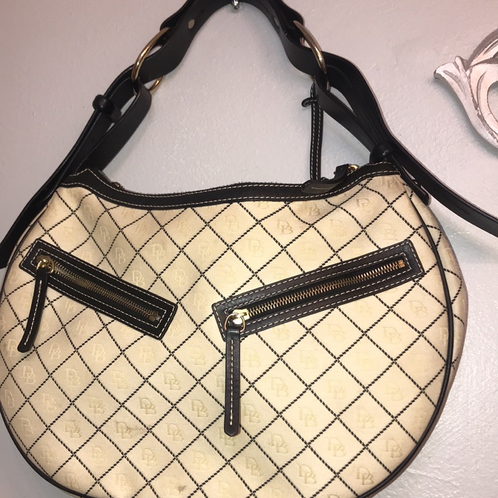 Dooney & Bourke Logo Half moon Minimalist Gorgeous Bag